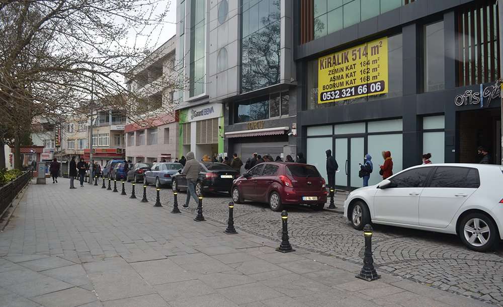 Korona Virüs Uzun Kuyruklar Oluşturdu 