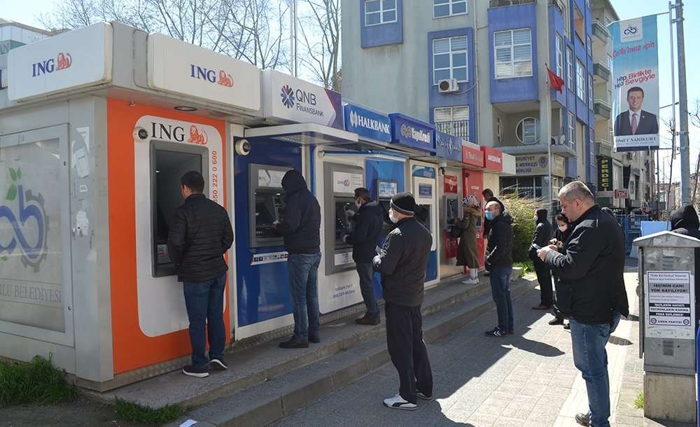 Vatandaşlar Bankamatiklerden Para Çekmekte Zorlandı 