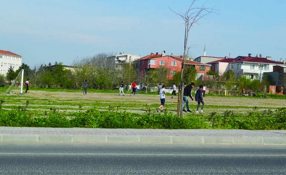 Sokağa Çıkmaları Yasaktı, Onlar Futbol Oynadı 