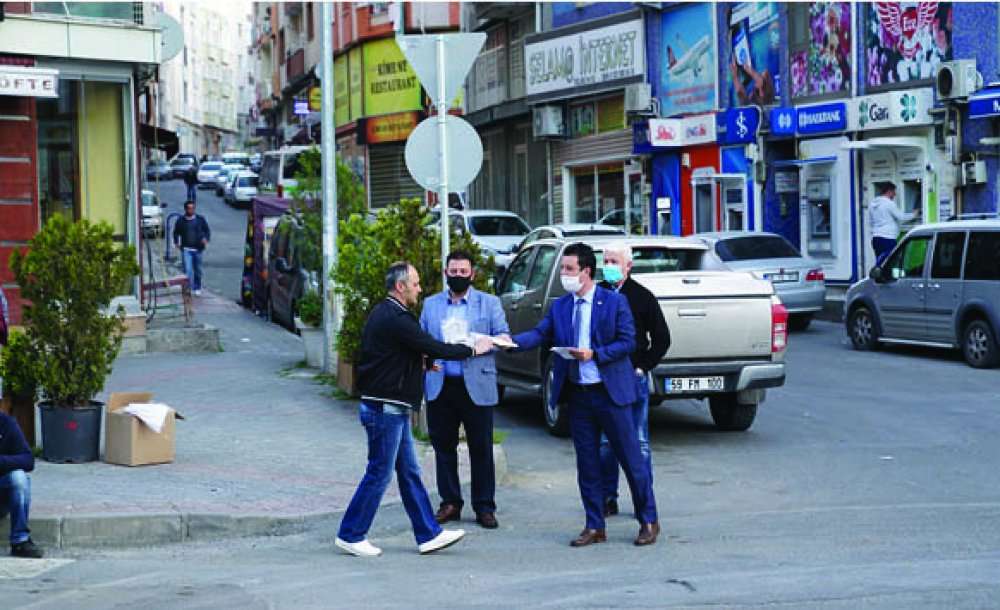 Başkan Sarıkurt'tan Emekçilere Maske Dağıttı