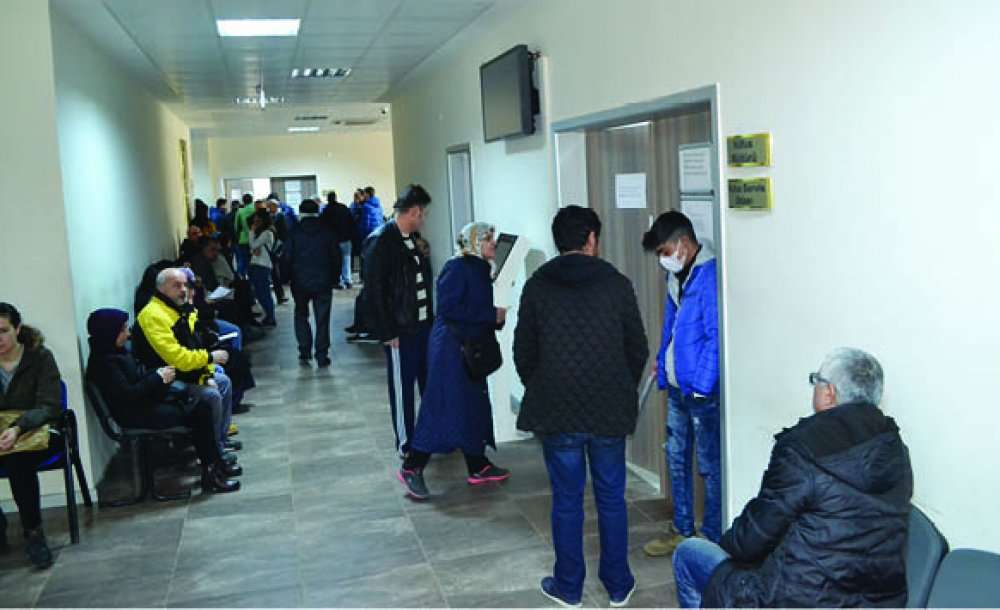 Nüfus Müdürlüğü'nün Önü Korona Virüs Nedeniyle Tenhalaştı 