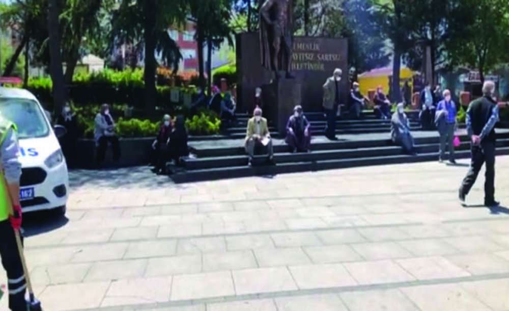 Aylar Sonra İlk Defa Sokağa Çikabildiler 