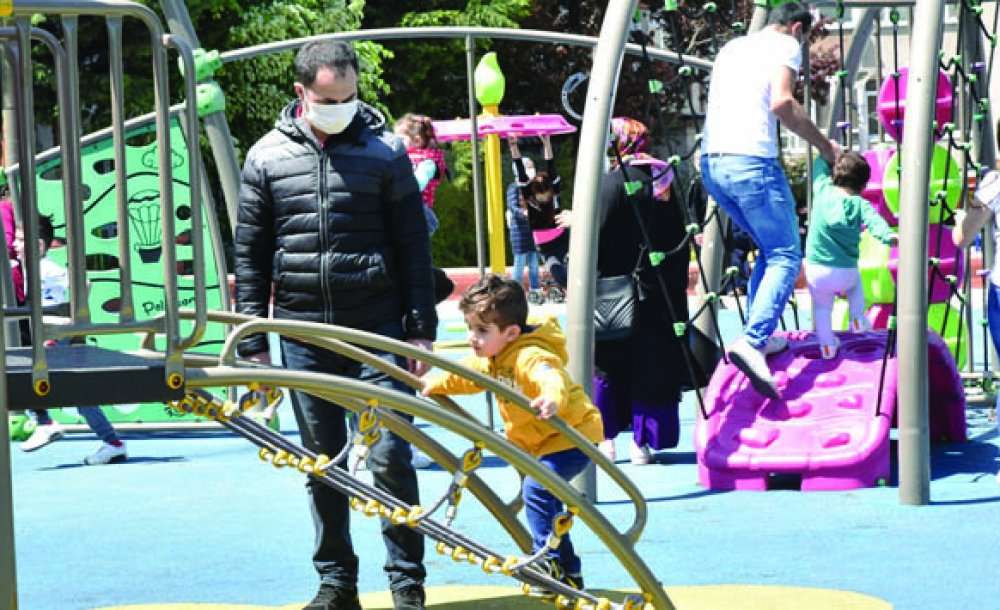 Maskelerini Takıp, Gönüllerince Eğlendiler 