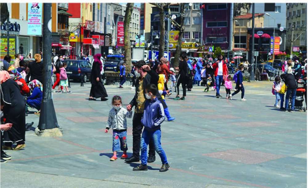 Maskelerini Takıp, Gönüllerince Eğlendiler 