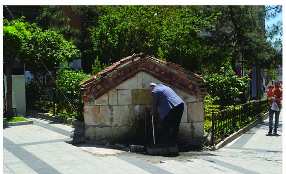 Tarihi Çeşmenin Bahçesi Rengarenk Kendisi Döküntü 