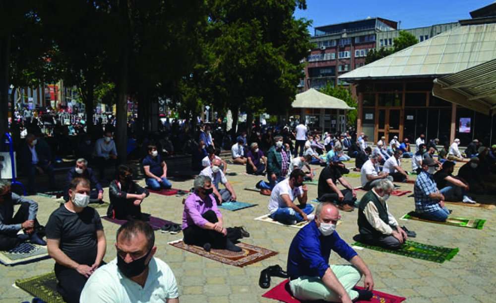 Cuma Namazı Cumhuriyet Meydanına Taştı 