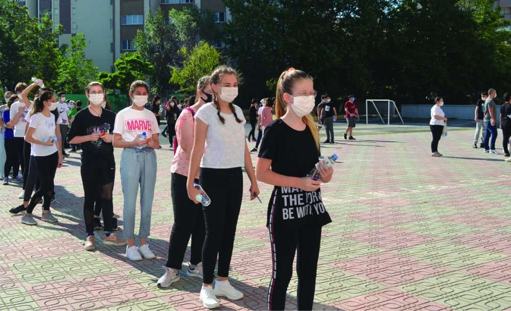 Öğrenciler Tedbirlere Uyarak Sınava Girdi 