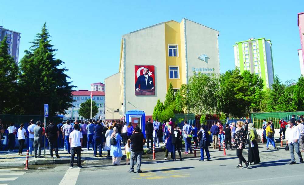 Öğrenciler Tedbirlere Uyarak Sınava Girdi 