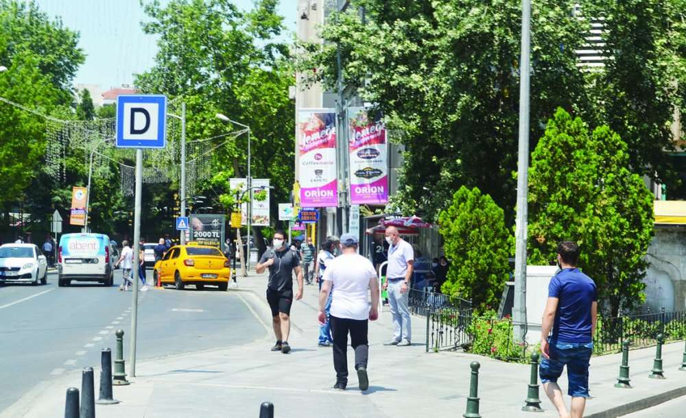 Çorlulu Vatandaşlar Tedbirlerini Elden Bırakmıyor 