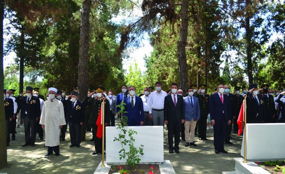 Şehitlikte Tören Düzenlendi 