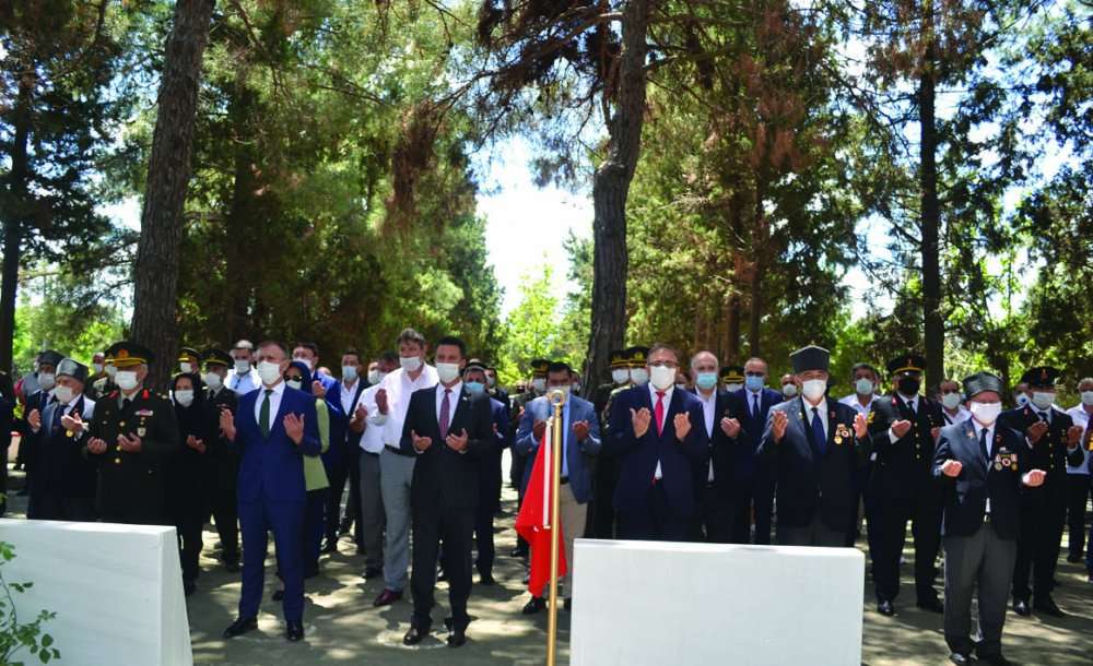 Şehitlikte Tören Düzenlendi 
