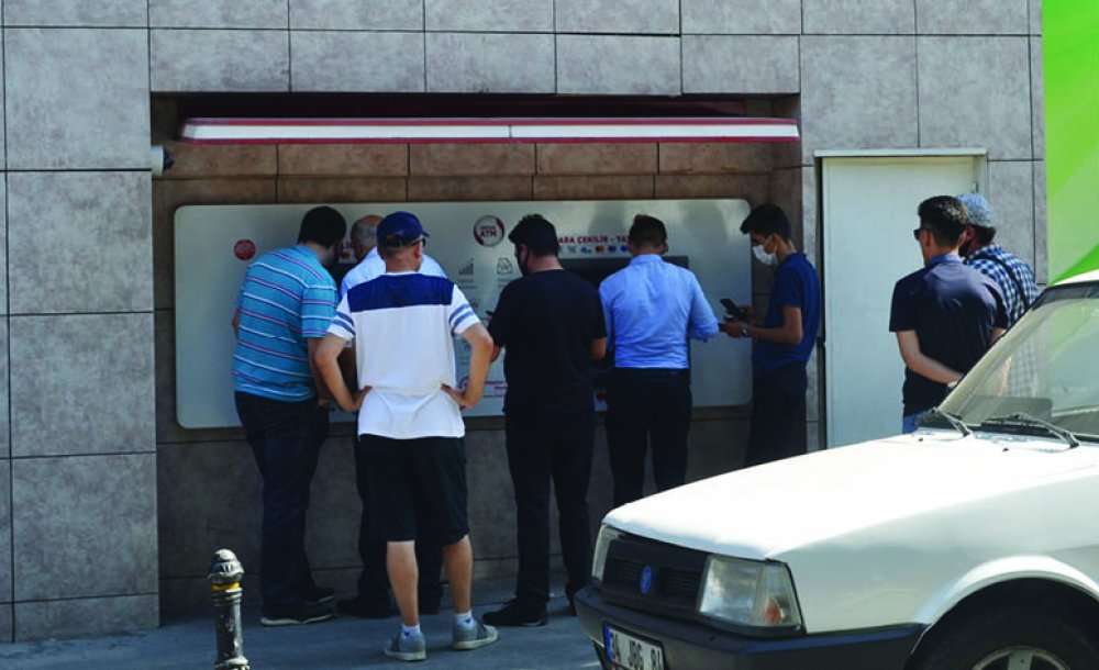 Vakalar Yükselirken, Banka Önlerindeki Görüntü Yine Değişmedi 