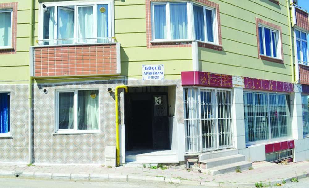 Oluk Oluk Akan Su, Apartmana Doluyor 