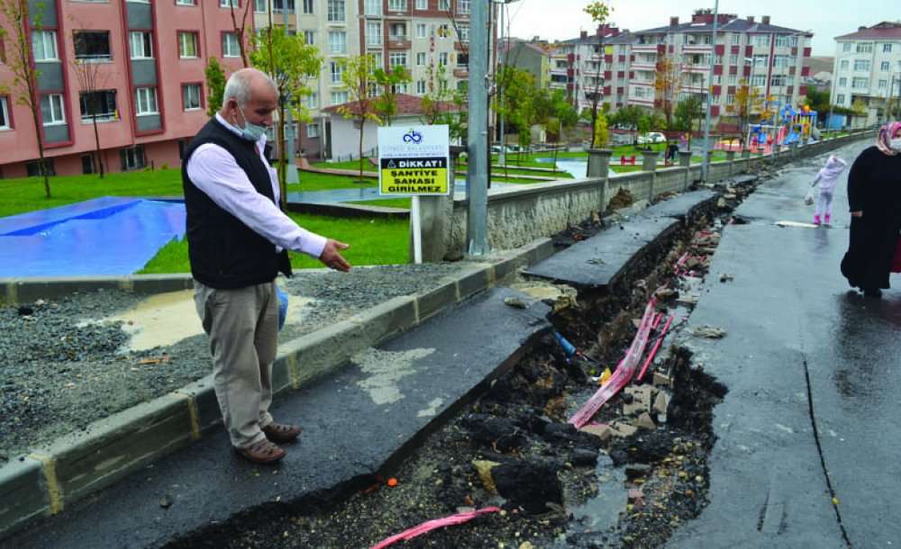 Yolda Derin Çukur Oluşunca, Vatandaşlar Tepki Gösterdi 