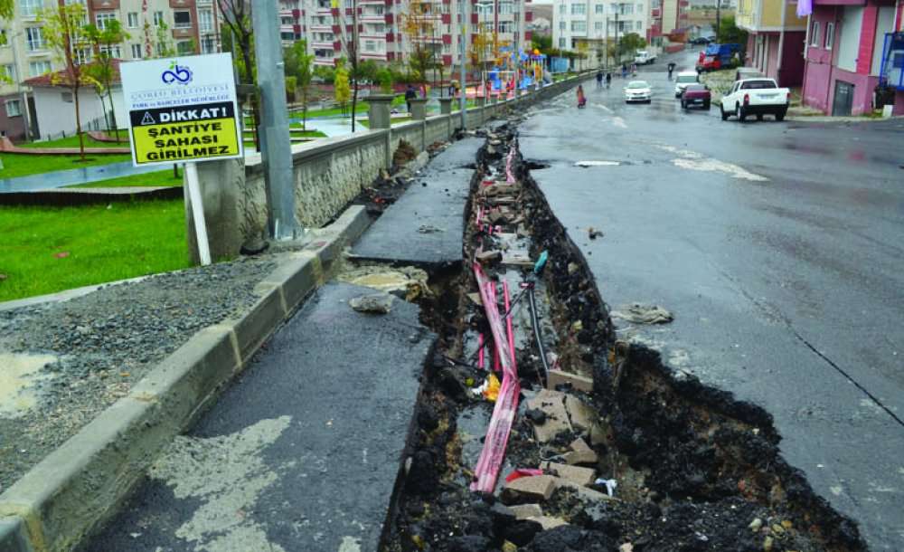 Yolda Derin Çukur Oluşunca, Vatandaşlar Tepki Gösterdi 