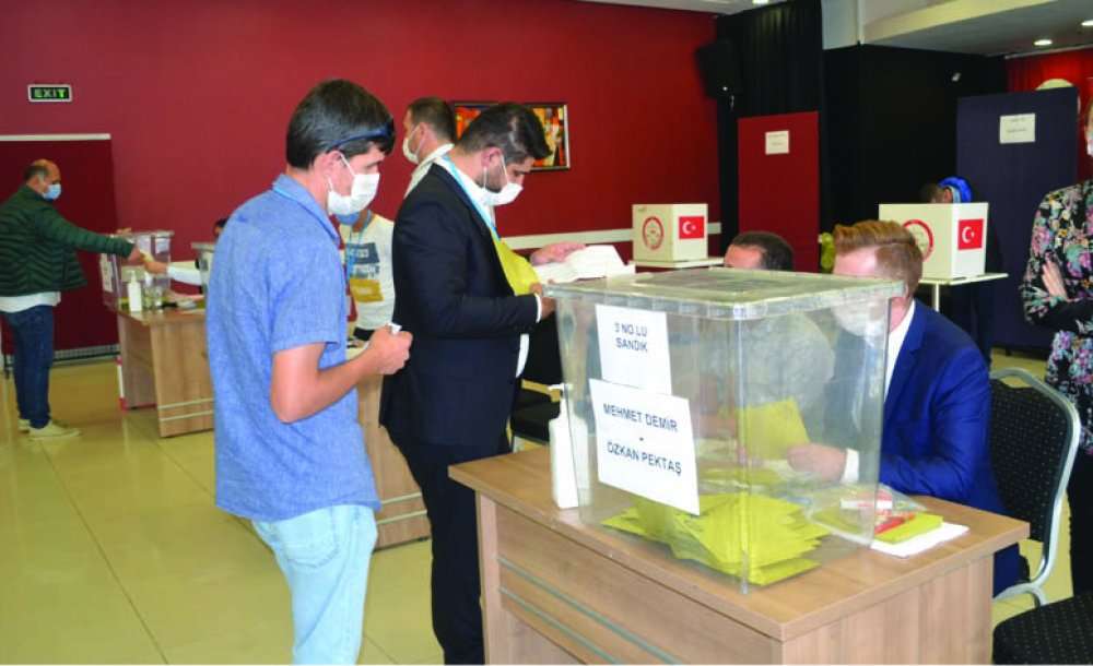 Ak Parti'de 400 Delegenin 177 Tanesi Oy Kullandı 
