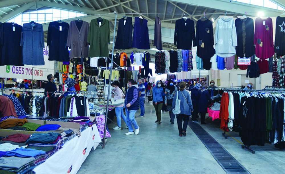 Vatandaşlar Kışlık Elbise Almak İçin Pazarın Yolunu Tuttu 