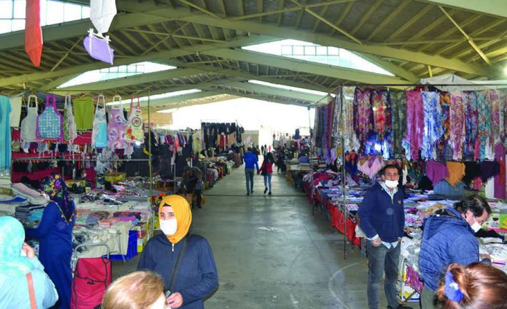 Vatandaşlar Kışlık Elbise Almak İçin Pazarın Yolunu Tuttu 