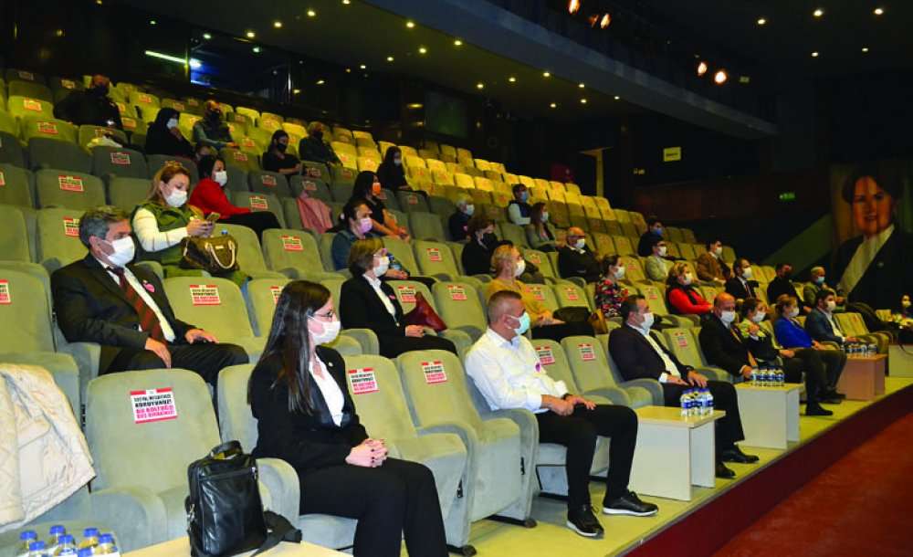 İyi Parti Konferans Düzenledi 