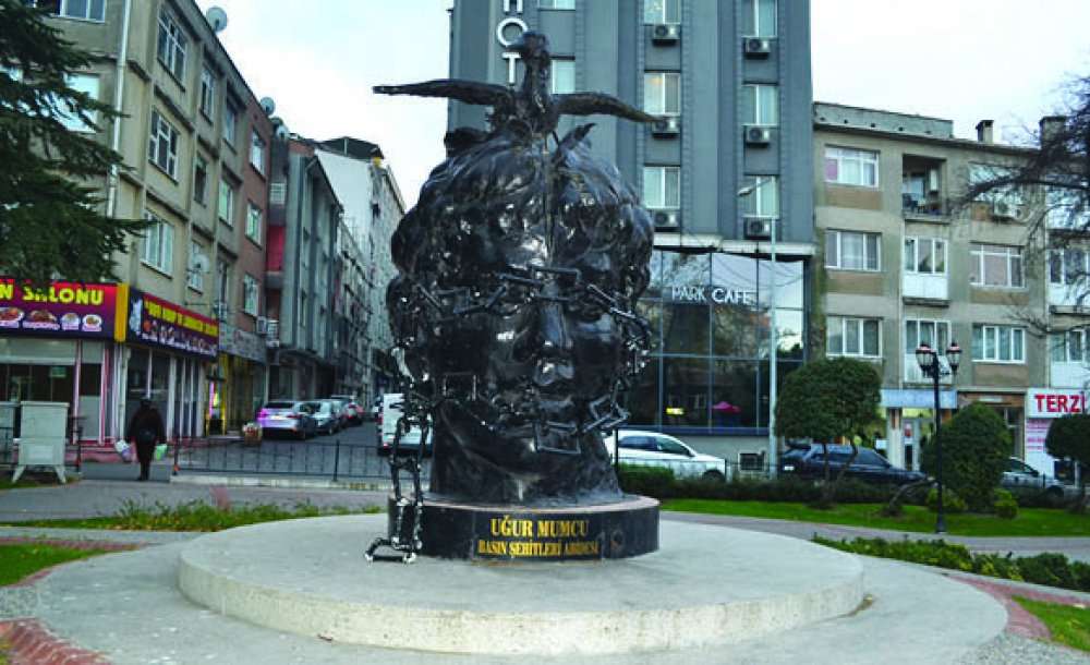 Uğur Mumcu Anıtı'ndaki Zincirleri Sökmüşler