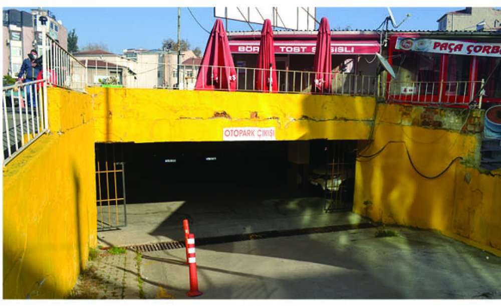Büyükşehir Belediyesi'ne Ait Otopark Dökülüyor  