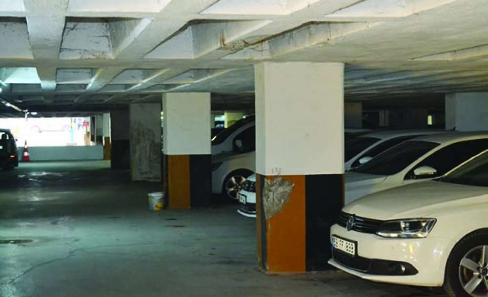 Büyükşehir Belediyesi'ne Ait Otopark Dökülüyor  