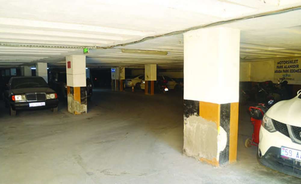 Büyükşehir Belediyesi'ne Ait Otopark Dökülüyor  