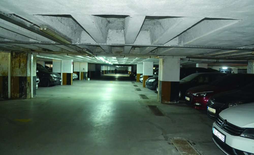 Büyükşehir Belediyesi'ne Ait Otopark Dökülüyor  