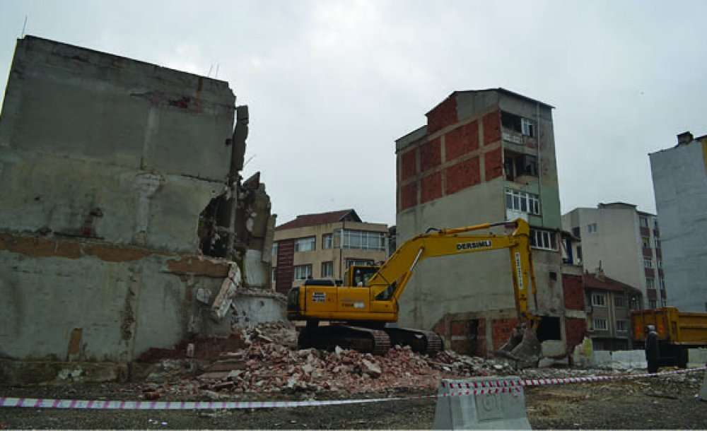 Binalar Yıkılmaya Başlandı 