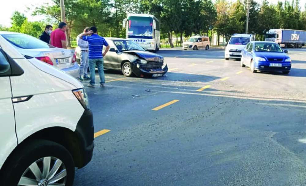 Kavşak Tehlike Saçıyor 