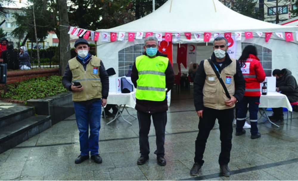 Kızılay Kan Toplama Çalışmalarını Sürdürüyor 