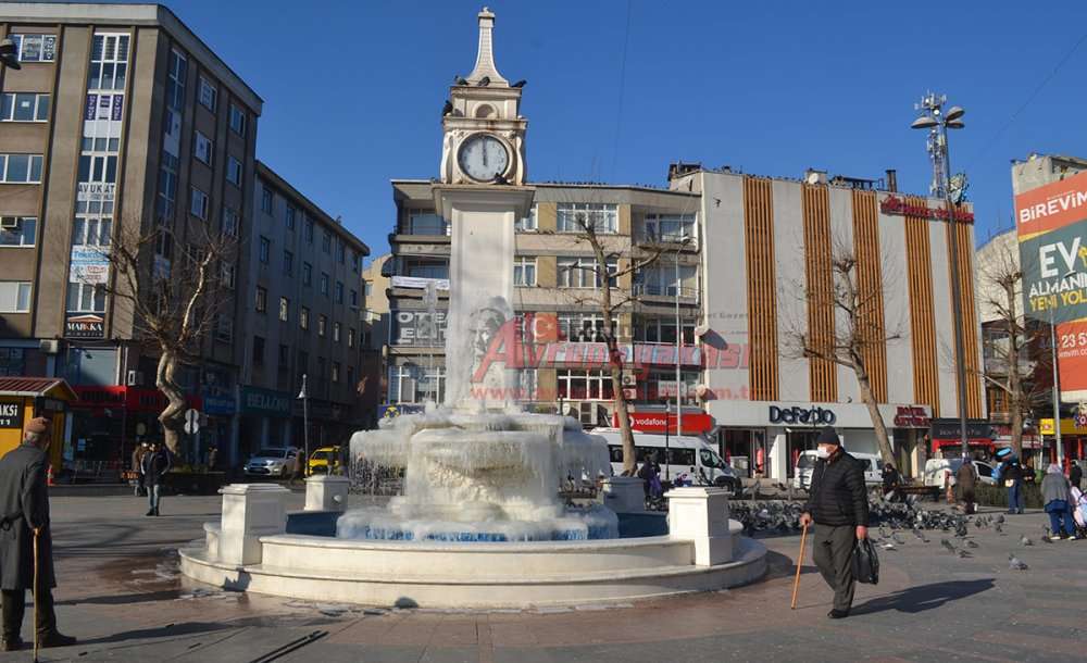 Buz Tutan Havuz, Vatandaşın İlgisini Çekti  