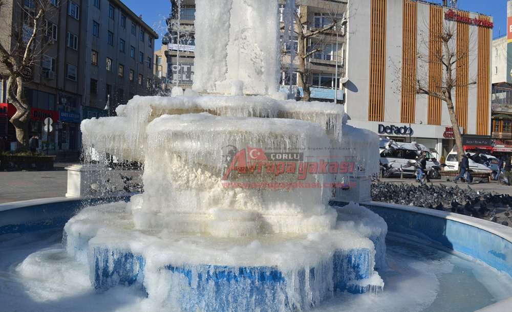 Buz Tutan Havuz, Vatandaşın İlgisini Çekti  
