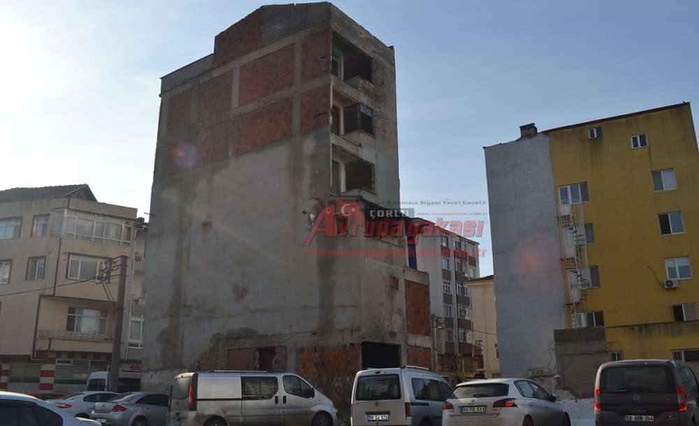 Biran Önce Yıkılsın, İçerde Uyuşturucu Kullanılıyor