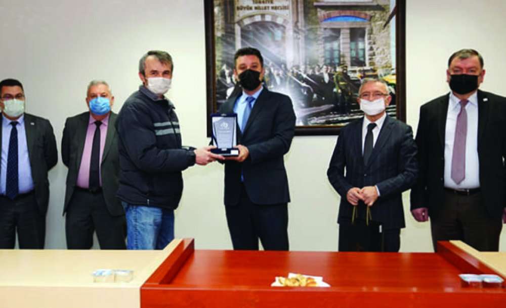 Emekliye Ayrılan Personele Plaket 