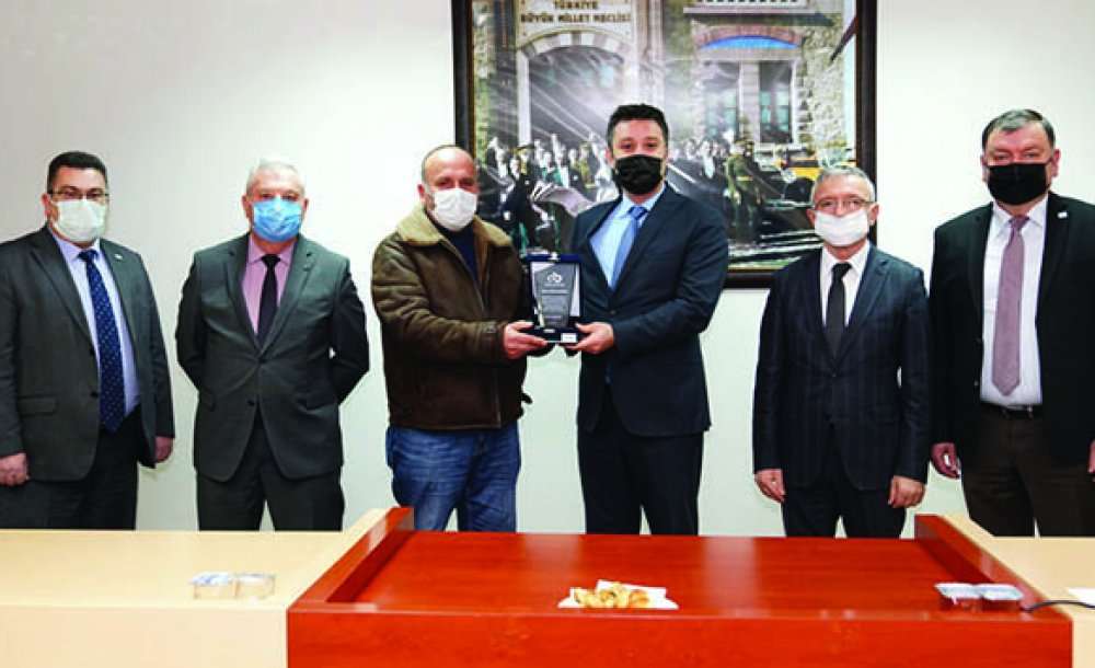 Emekliye Ayrılan Personele Plaket 