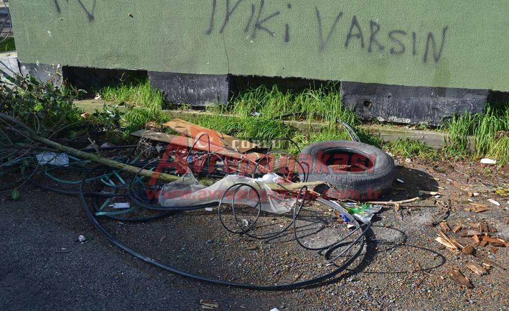 Açıkta Bulunan Kablolar Vatandaşı Korkutuyor