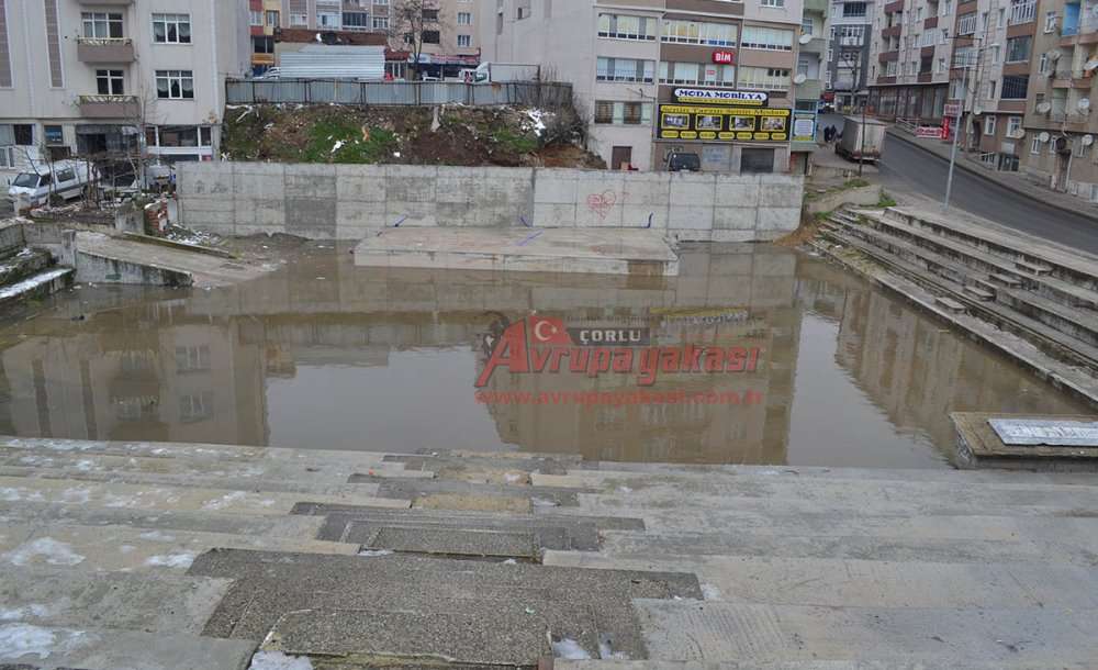 Amfi Tiyatro Yapay Göle Döndü 