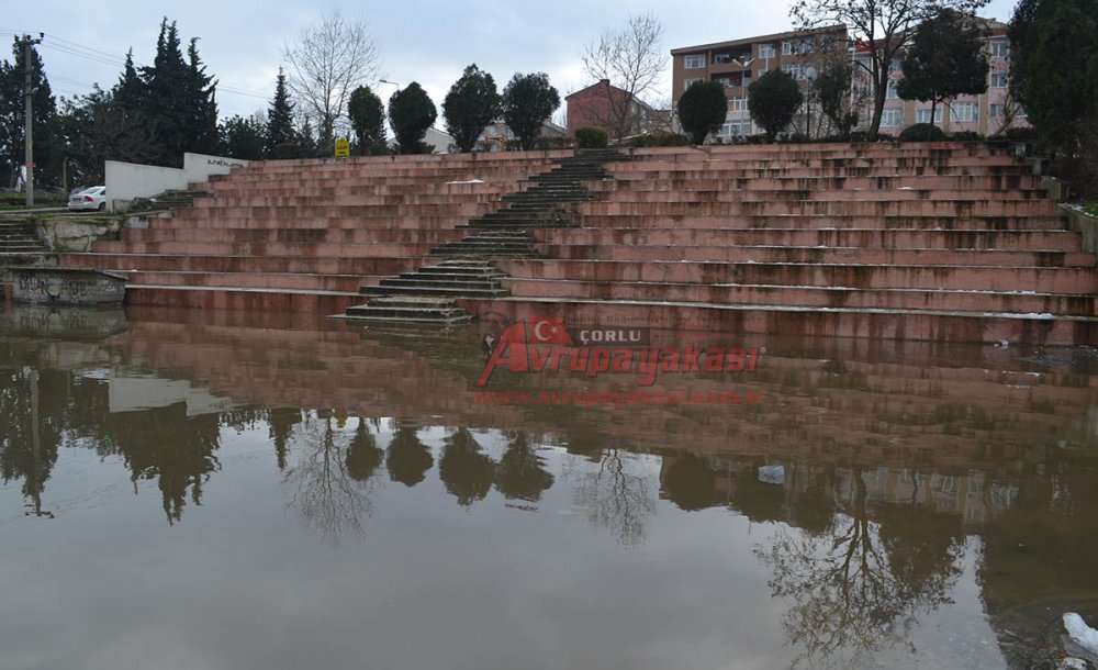 Amfi Tiyatro Yapay Göle Döndü 