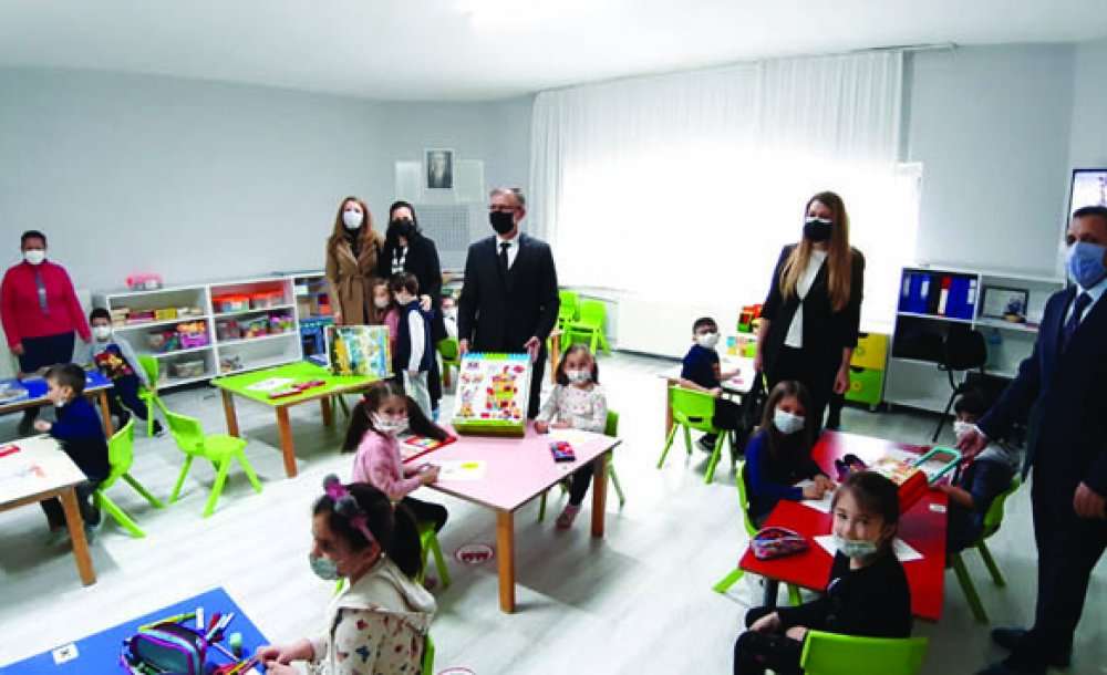 Kaymakam Sarılı, Minik Öğrencilerin Yüzünü Güldürdü 