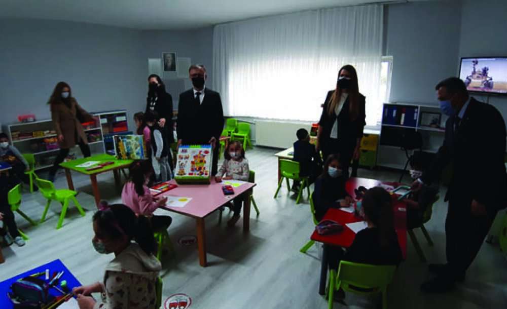 Kaymakam Sarılı, Minik Öğrencilerin Yüzünü Güldürdü 