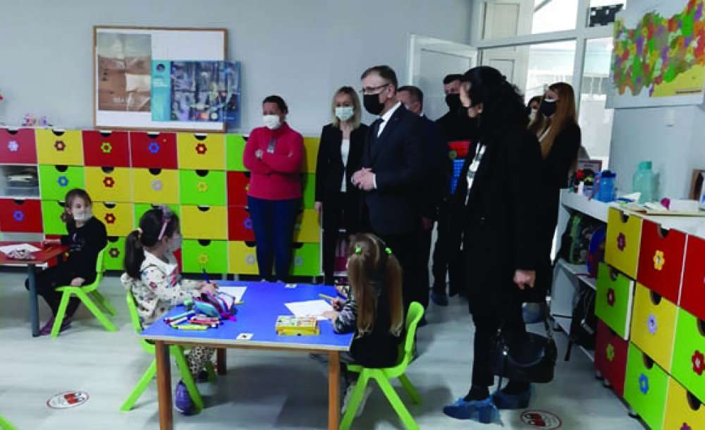 Kaymakam Sarılı, Minik Öğrencilerin Yüzünü Güldürdü 