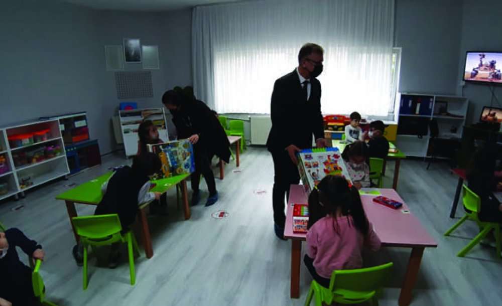 Kaymakam Sarılı, Minik Öğrencilerin Yüzünü Güldürdü 