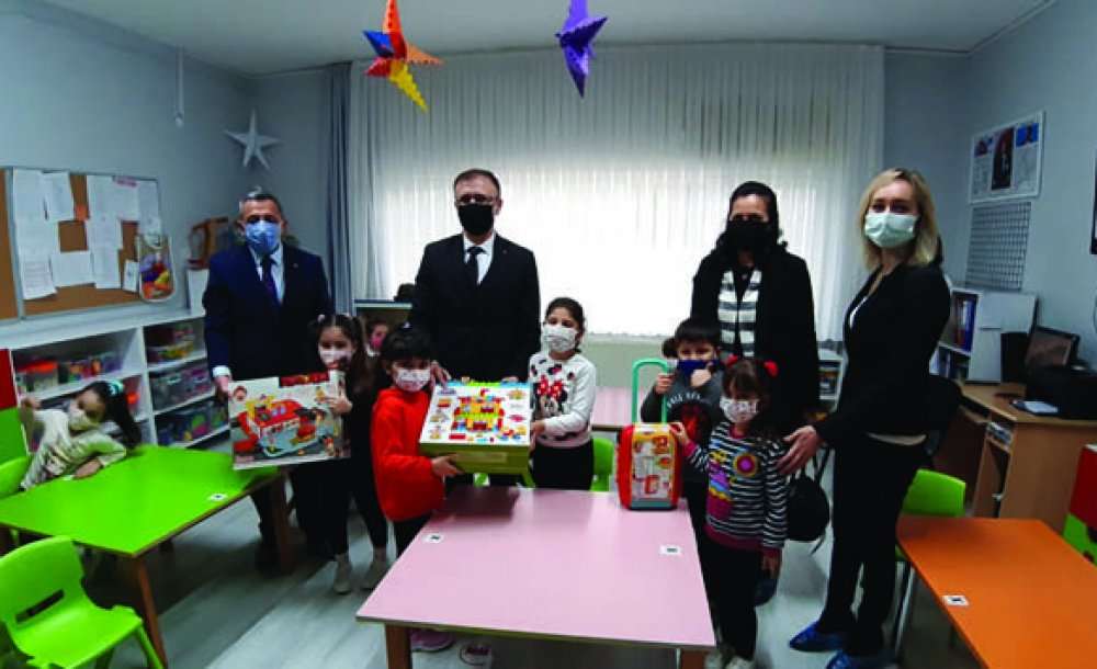 Kaymakam Sarılı, Minik Öğrencilerin Yüzünü Güldürdü 
