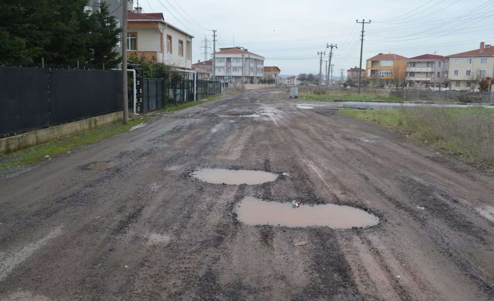 Yol, Mayın Tarlasını Andırıyor 