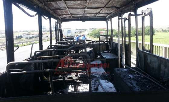 Seyir Halindeki Yolcu Minibüsü Alev Aldı