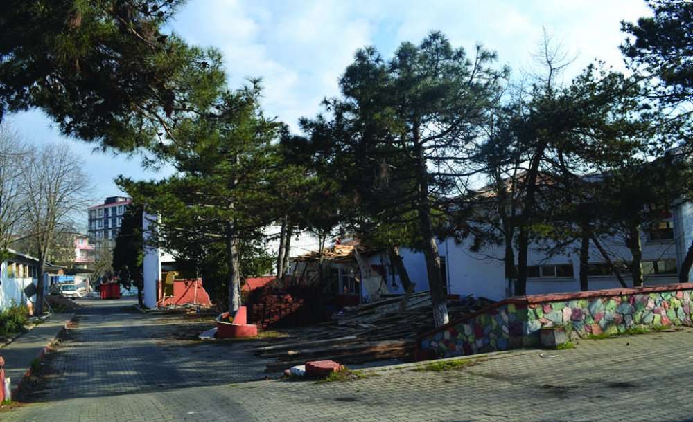 Tarihi Okulun Yıkımına Başlandı 
