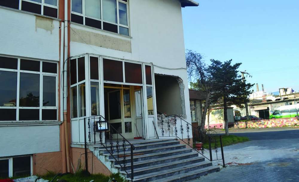 Tarihi Okulun Yıkımına Başlandı 