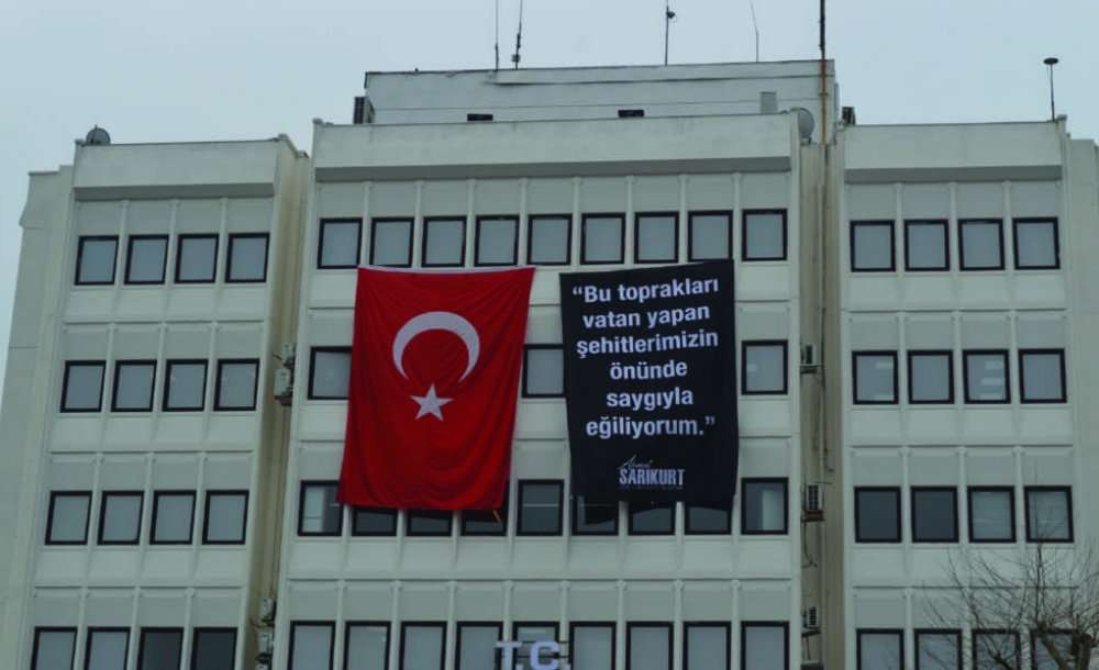 Çorlu Belediyesi Andımız Pankartı Astı  
