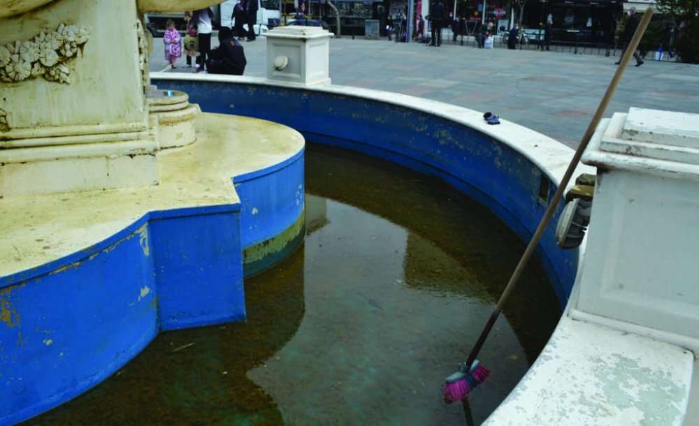 Cumhuriyet Meydanı'ndaki Havuza Bakım Yapıldı 